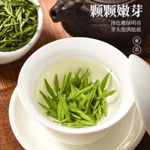 Finest-grade Que She Green Tea of 2025 New Season, Picked Before Qingming Festival, from High-altitude Mountains. It's a tea with tender buds, comes in an affordable yet high-end gift box.