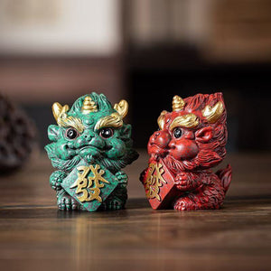 A pair of Chinese-style cute and healing fortune-telling lion dance ornaments, which are used for feng shui layout in the living room entrance and are home decoration items that can bring good luck and make you rich.