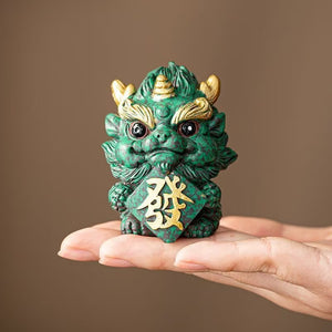 A pair of Chinese-style cute and healing fortune-telling lion dance ornaments, which are used for feng shui layout in the living room entrance and are home decoration items that can bring good luck and make you rich.