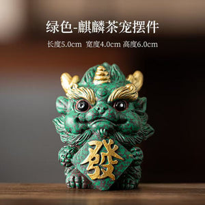 A pair of Chinese-style cute and healing fortune-telling lion dance ornaments, which are used for feng shui layout in the living room entrance and are home decoration items that can bring good luck and make you rich.