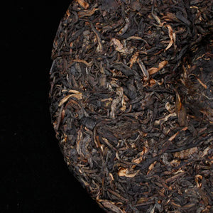 A 357g Pu'er raw tea cake of 14-year-old aged material pressed private ancient tea from Menghai Banzhang tea area