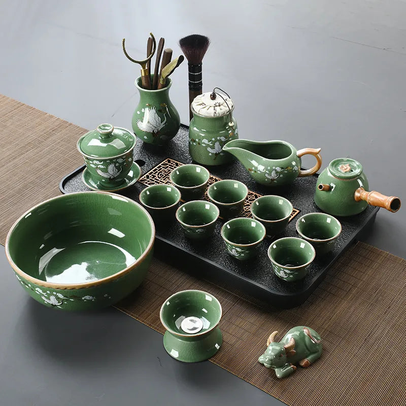 High-end Ge Kiln cracked Chinese whole tea tray kung fu tea set, household ceramic tea cups, celadon tea brewing artifact。