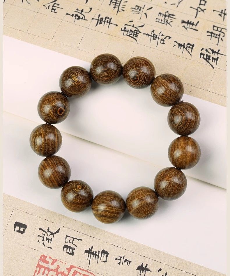 Natural golden silk sandalwood men's and women's hand string beads for Buddhist chanting and fingering, a cultural plaything with sandalwood fragrance, and also a hand accessory for gifts.