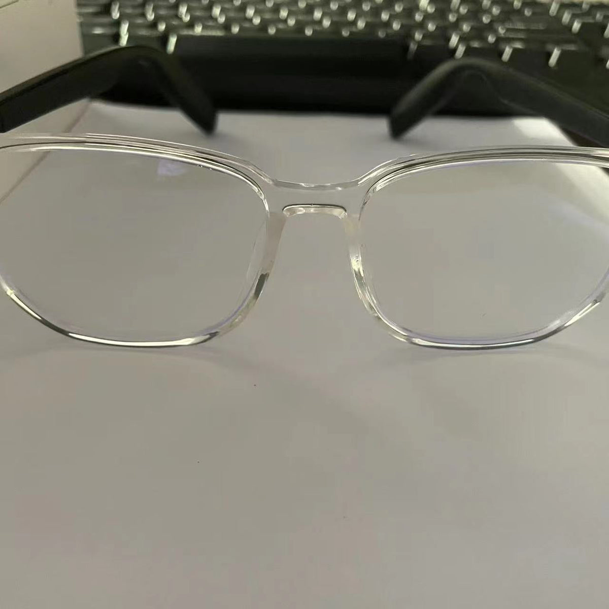 New AI-Powered Smart Real-Time Translation Bluetooth Glasses - Translation 神器 with Hidden Earphones, Capable of Playing Music and Making Calls - Black Technology