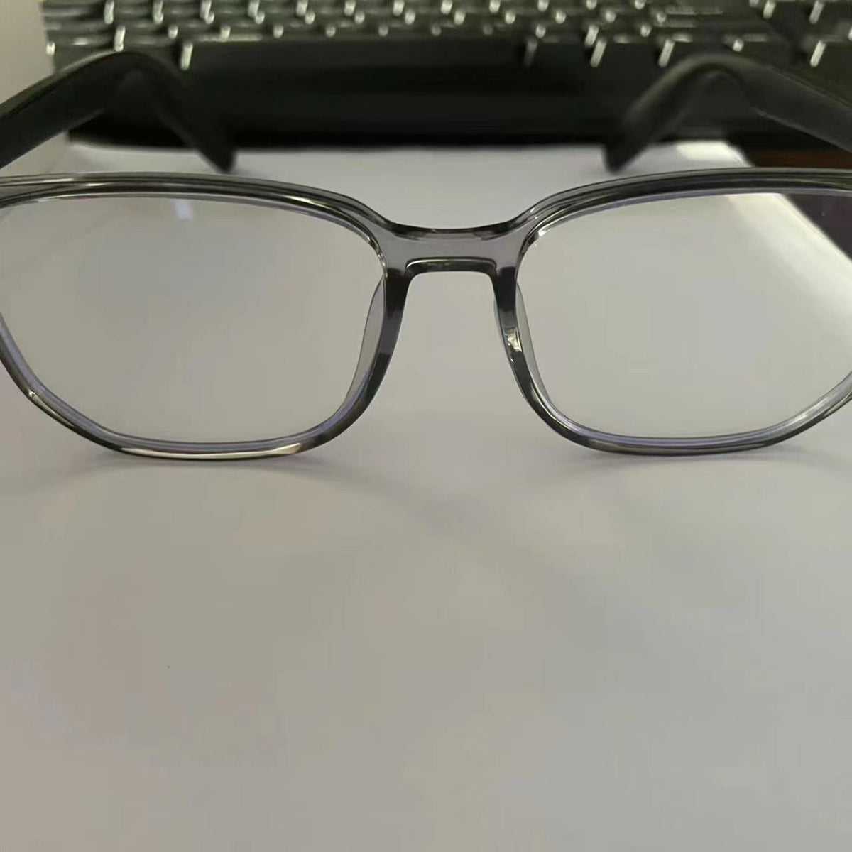 New AI-Powered Smart Real-Time Translation Bluetooth Glasses - Translation 神器 with Hidden Earphones, Capable of Playing Music and Making Calls - Black Technology