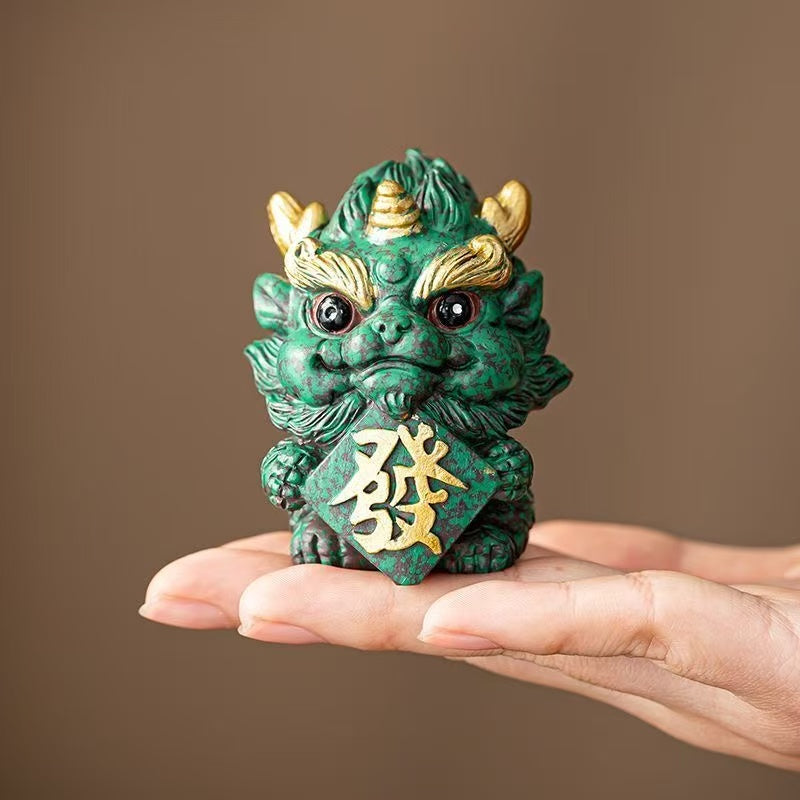 A pair of Chinese-style cute and healing fortune-telling lion dance ornaments, which are used for feng shui layout in the living room entrance and are home decoration items that can bring good luck and make you rich.