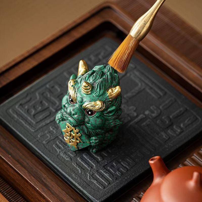 A pair of Chinese-style cute and healing fortune-telling lion dance ornaments, which are used for feng shui layout in the living room entrance and are home decoration items that can bring good luck and make you rich.