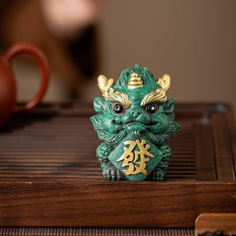 A pair of Chinese-style cute and healing fortune-telling lion dance ornaments, which are used for feng shui layout in the living room entrance and are home decoration items that can bring good luck and make you rich.