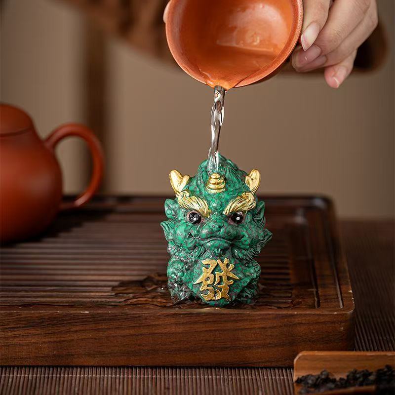 A pair of Chinese-style cute and healing fortune-telling lion dance ornaments, which are used for feng shui layout in the living room entrance and are home decoration items that can bring good luck and make you rich.