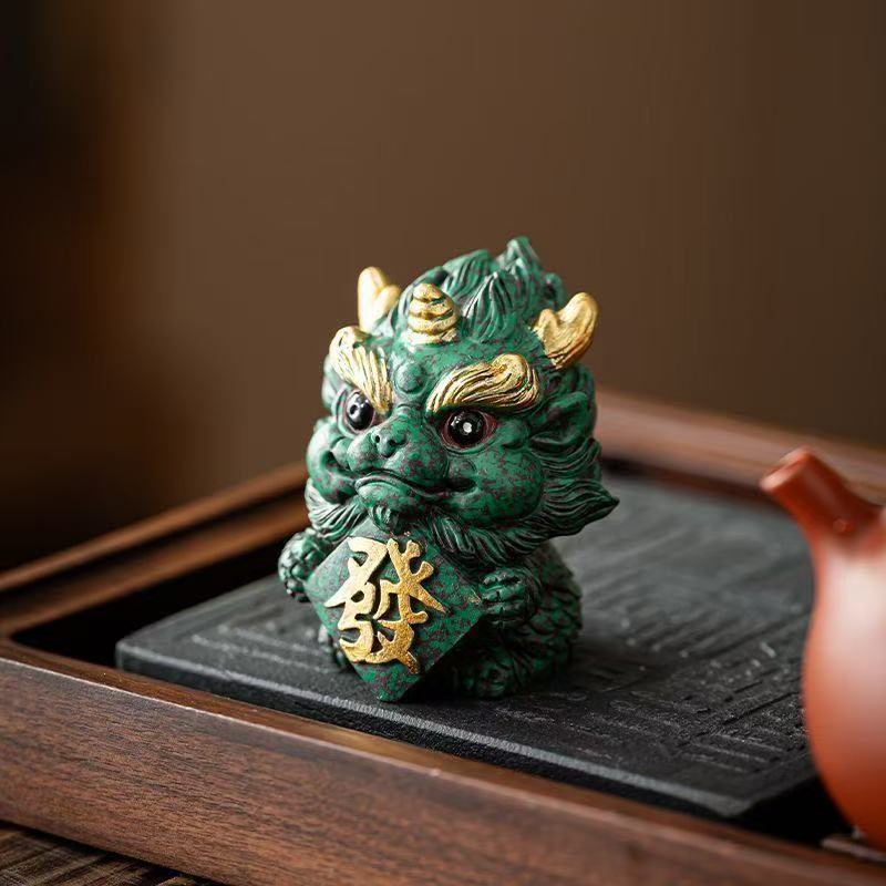 A pair of Chinese-style cute and healing fortune-telling lion dance ornaments, which are used for feng shui layout in the living room entrance and are home decoration items that can bring good luck and make you rich.