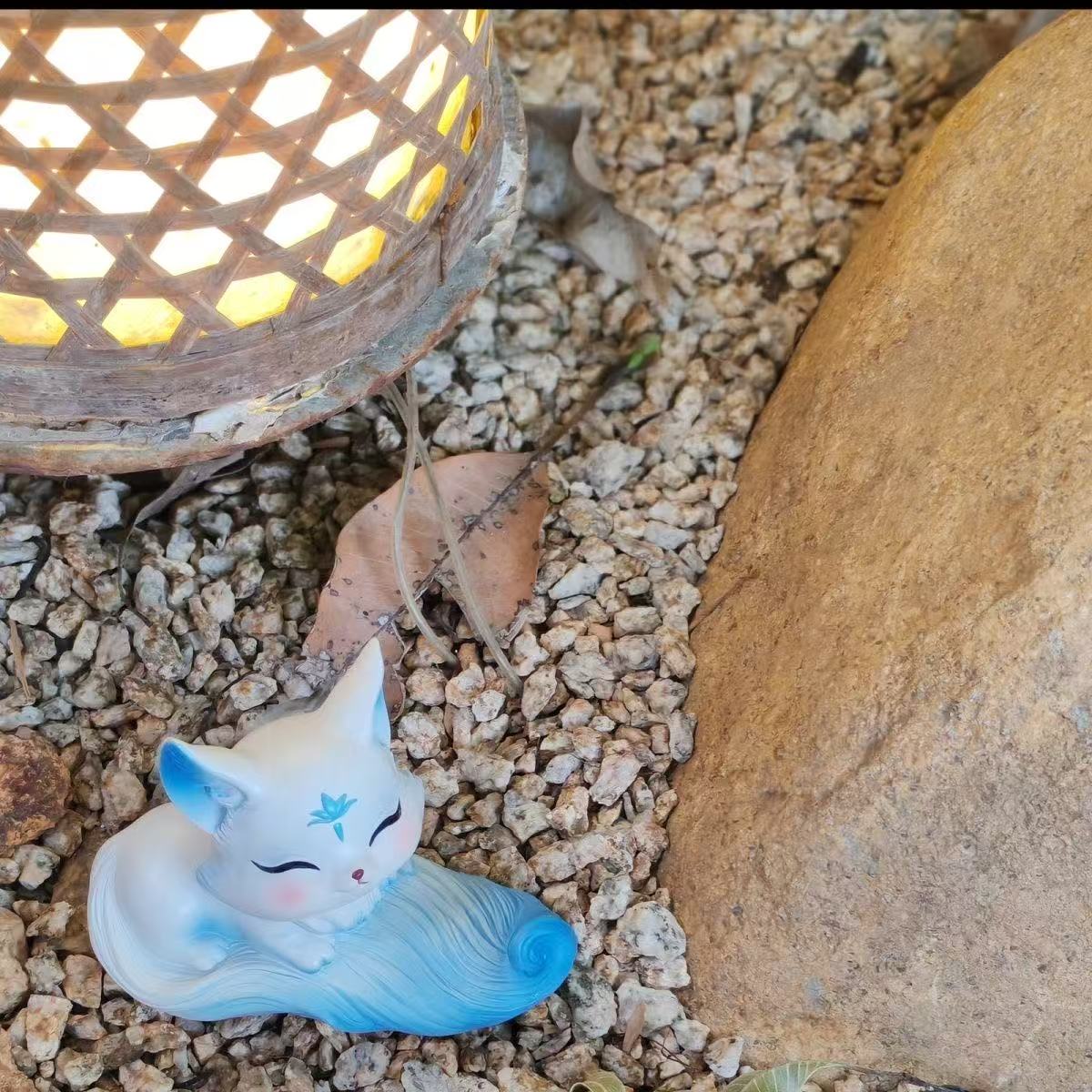 Cute Little Fox Decoration Phone Holder. It's a home decoration item with a cute style. It's a genuine new product in the Chinese style for indoor use.