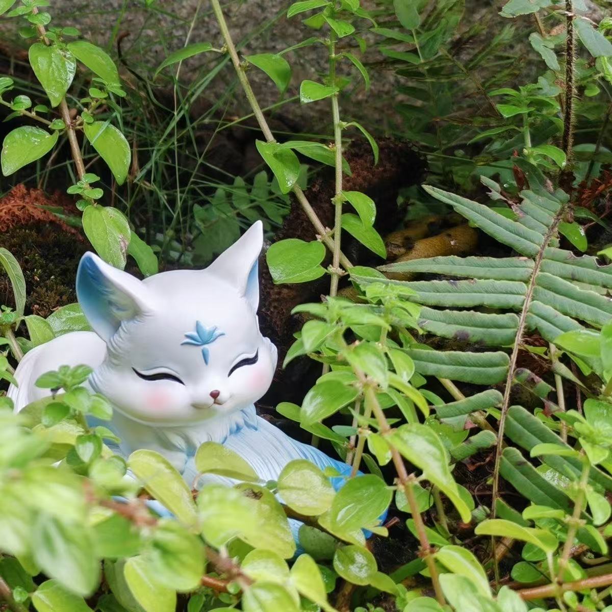 Cute Little Fox Decoration Phone Holder. It's a home decoration item with a cute style. It's a genuine new product in the Chinese style for indoor use.