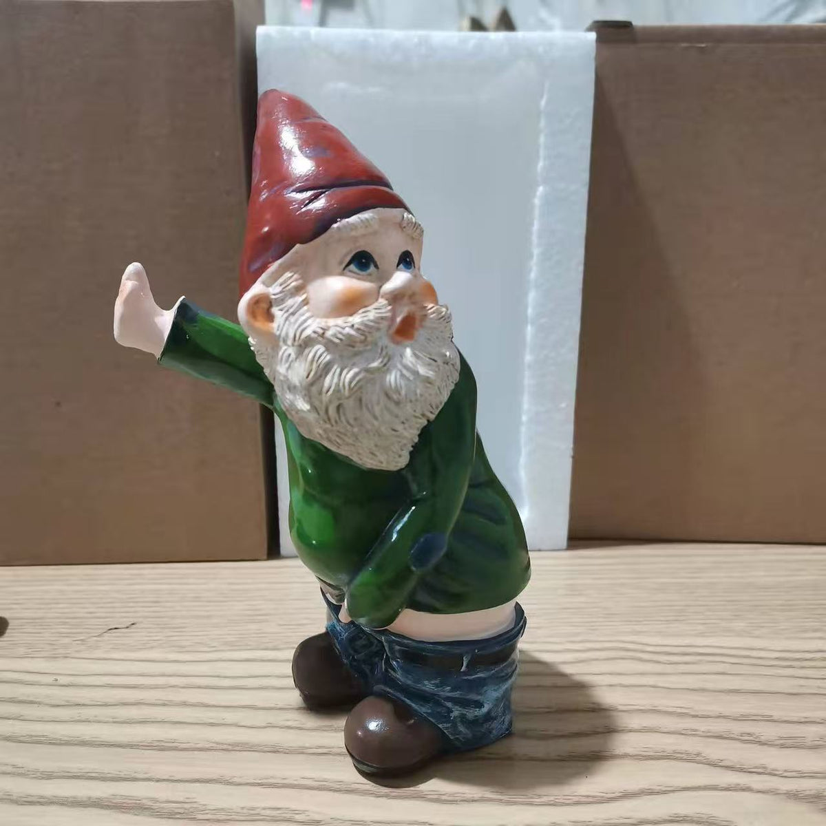 Decorative Tree-Peeing Resin Gnome Figurine Whimsical Cartoon Old Man Rustic Garden Ornament