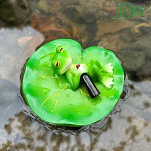 A tipsy frog, a lotus leaf as a bed, a bottle of wine as a companion, a small ornament that brings leisure into life