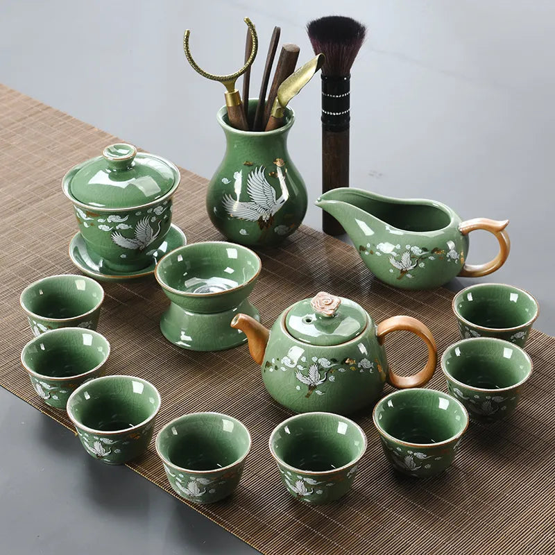 High-end Ge Kiln cracked Chinese whole tea tray kung fu tea set, household ceramic tea cups, celadon tea brewing artifact。