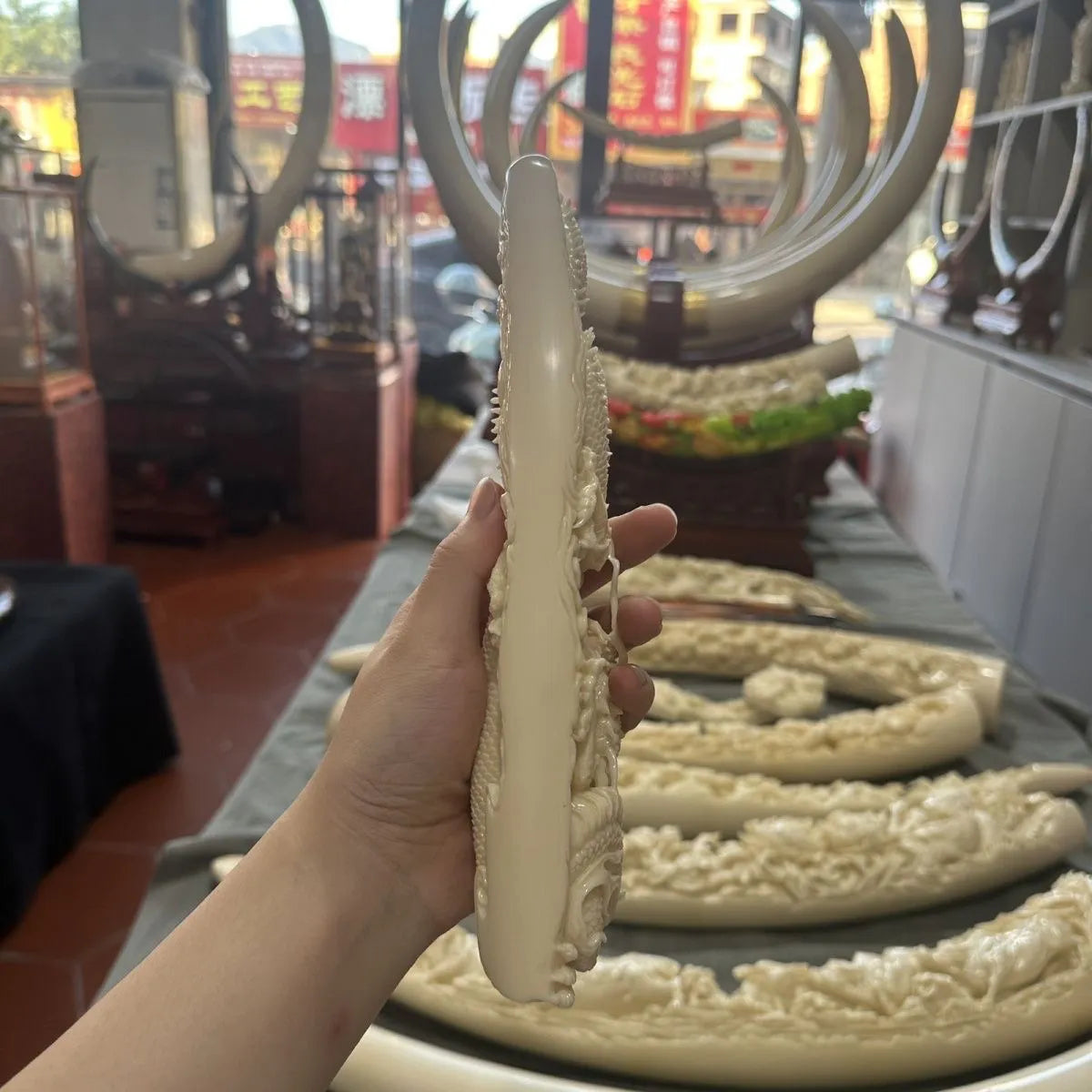 Mammoth Ivory Carved Ornaments: Decorative items suitable for the living room, bedroom, office, study, and entrance hall. They can also be placed on wine cabinets. The design features a dragon and Ruyi.