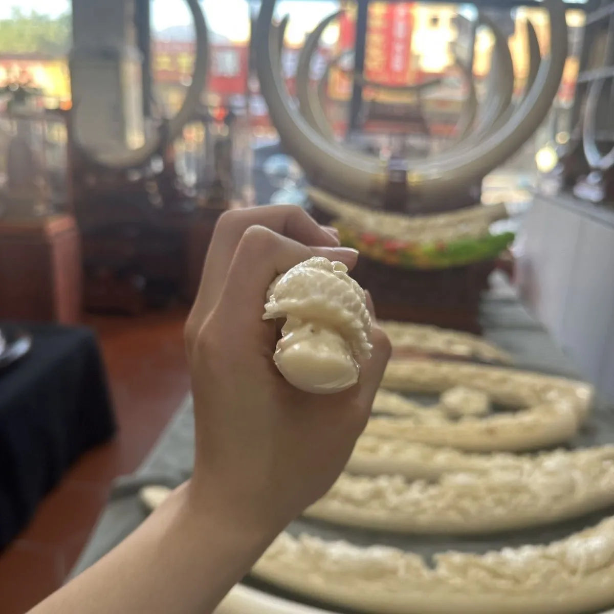Mammoth Ivory Carved Ornaments: Decorative items suitable for the living room, bedroom, office, study, and entrance hall. They can also be placed on wine cabinets. The design features a dragon and Ruyi.